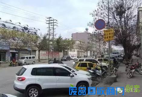 【汉囧】道路免费停车八天里 武汉车主经历了哪些“囧事”？