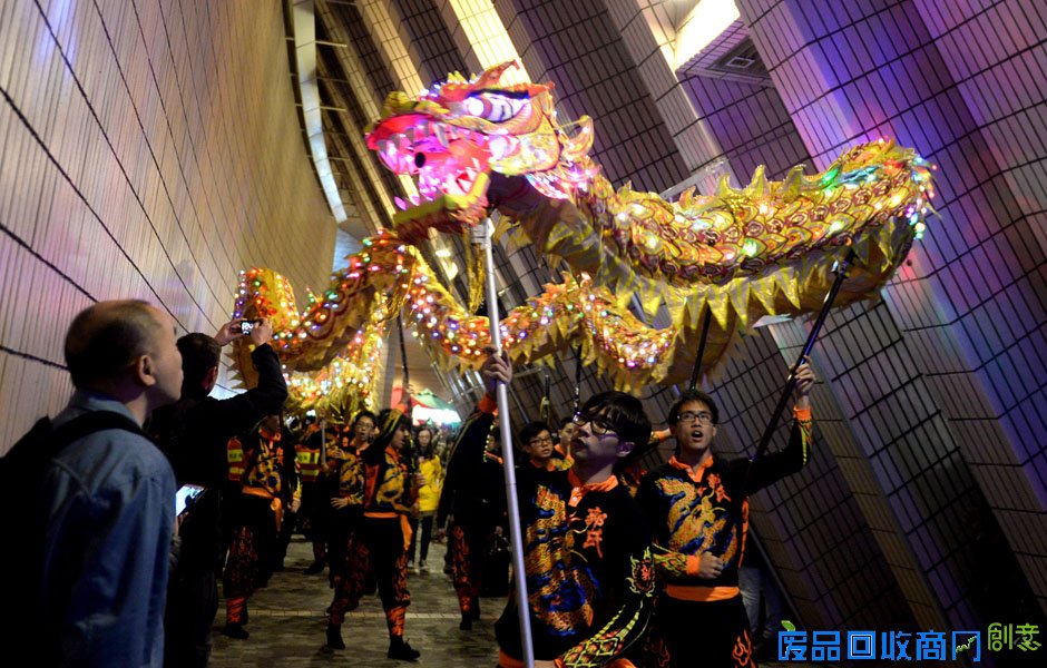 香港市民細雨燈影下的傳統元宵節