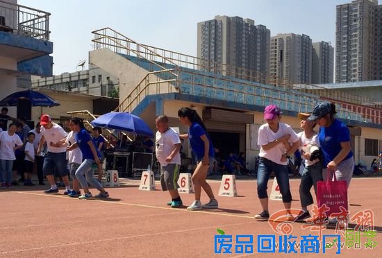 5月30日，一场特殊的运动会在西安体育学院举行。虽然田径场的地面温度直逼40度，不过现场还是有近百名观众和400多名身穿蓝色服饰的工作人员，为150名5-18岁的小运动员们加油助威。