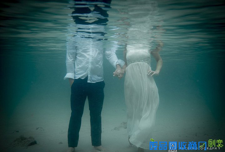 新婚夫妇拍摄水下唯美婚纱照成新时尚