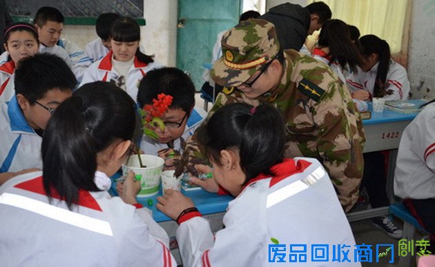 龙海市南门边防派出所官兵开展植树节活动