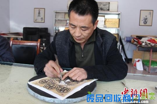 乔杖子剪纸第五代传承人陈振强正在制作剪纸。石峥　摄
