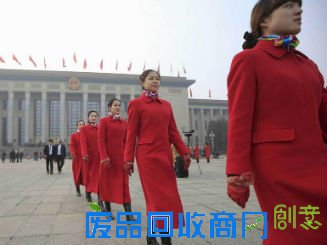 两会美女礼仪“中国红”吸睛