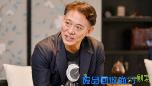 李连杰近照曝光脸上布满皱纹深色头发下藏银丝