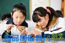 1月9日，河北省泊头市文庙中学的学生在制作泥塑作品。近年来，河北省泊头市为传承当地历史悠久的泥塑文化，在辖区内多所学校建立起中小学泥塑教育创作基地。