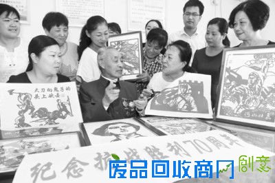 8月26日，抗战胜利纪念日前期，合肥市瑶海区铜陵新村社区举办“庆祝抗战胜利70周年”主题活动，特别邀请来自社区参加过抗日战争的老战士刘永刚，为大家讲述抗战历史和抗战英雄事迹。活动中，辖区的非遗剪纸传人宋丽文还以他为原型，现场创作抗战非遗剪纸作品，作为一份特殊的