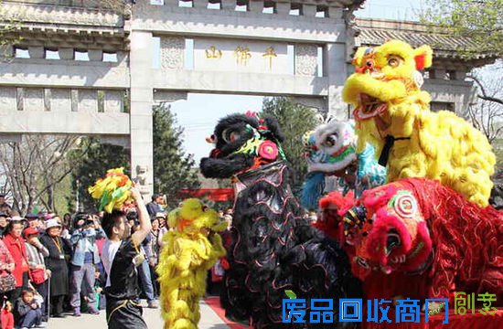 往年三月三千佛山人山人海盛况(图片来自网络)