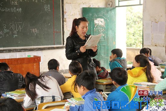 广西师范大学支教团成员冷冰在麦岭镇初级中学进行课堂授课。