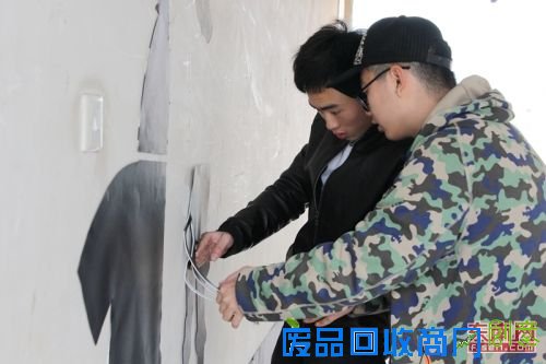 福师大协和学子自制剪纸画 为脏乱墙壁穿“新衣”