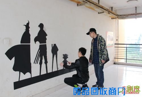 福师大协和学子自制剪纸画 为脏乱墙壁穿“新衣”