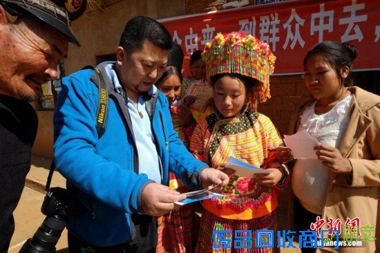 重庆“羊明星”游街迎新年