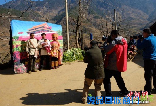 重庆“羊明星”游街迎新年