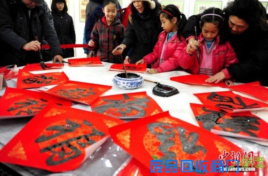 重庆“羊明星”游街迎新年