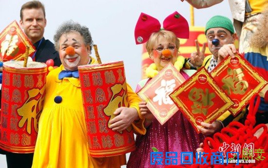 重庆“羊明星”游街迎新年