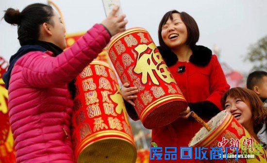 重庆“羊明星”游街迎新年