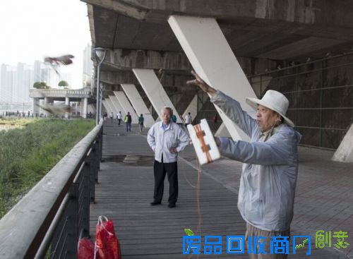 吉林72岁老人自制神器打捞松花江中饮料瓶