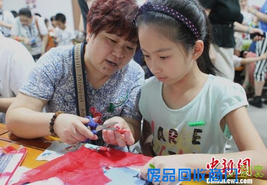 重庆大妈防空洞内教市民制作布贴画