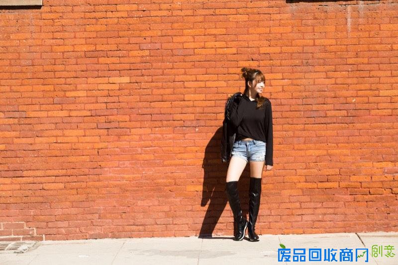 组图：王中磊女儿唯美写真曝光 长靴美腿很抢镜