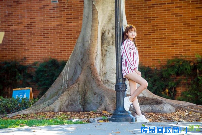 组图：王中磊女儿唯美写真曝光 长靴美腿很抢镜