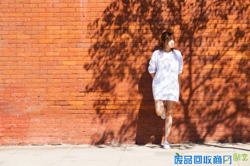 组图：王中磊女儿唯美写真曝光 长靴美腿很抢镜