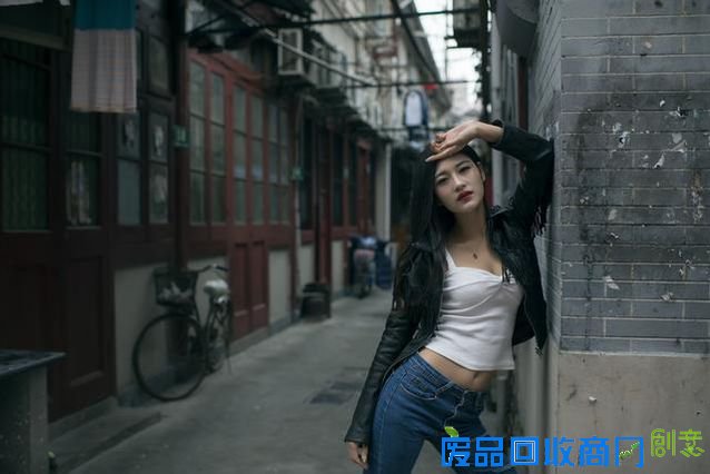 美女小巷演绎另类街拍，大家猜她是做什么的？