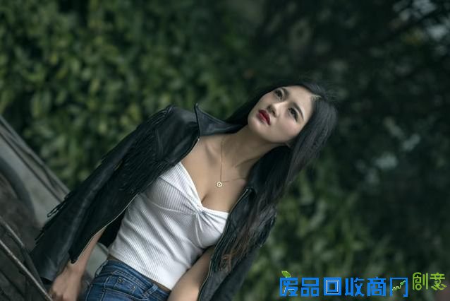 美女小巷演绎另类街拍，大家猜她是做什么的？