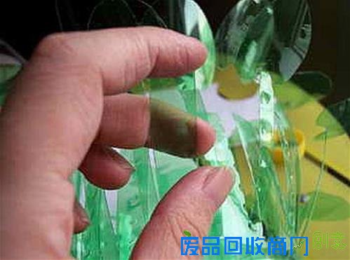 废物利用可乐瓶手工制作花篮教程 第9张图片