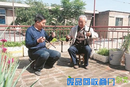 每人手工制作一把板胡俩老“门外汉”不由得你不点赞