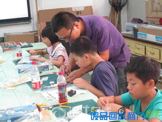 杭州市抚宁巷小学的孩子们个个都是科技小达人