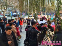 济南美女街头邀拍照发红包引市民围观(组图)