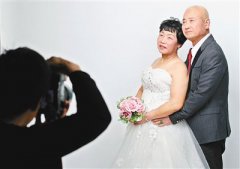 保洁员夫妇拍“婚纱照”(图)