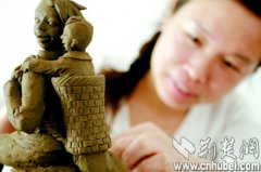 襄阳有个巧手美女“泥人张”泥巴入手皆成了像(图)