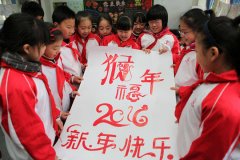 重庆巧手剪纸迎新年 传承民间传统剪纸艺术