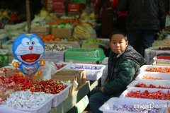 ＂我帮爸妈卖年货＂ 宁陕学生帮父母卖年货年味渐浓