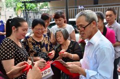 四川双流：跟着民间艺术传人学剪纸