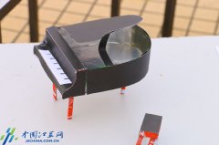 南航学子巧制作 易拉罐“变身”艺术品