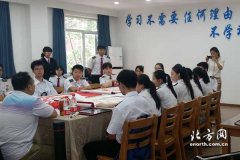 河东2015非遗进校园:郝记剪刻纸花走进民航大学